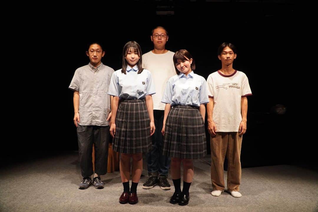 鳩さんのインスタグラム写真 - (鳩Instagram)「劇団星乃企画第12回公演「宇宙に一番近い夏」が無事終演いたしました🐦✨  1ヶ月以上の稽古期間を経て、2日間の公演で終わる演劇の儚さをいま身に染みて感じております  足を運んでくださったお客様、関係者様、演者陣そして星野、本当にありがとうございました  楽しかったです🐦‼️  #劇団星乃企画  #宇宙に一番近い夏」9月4日 21時31分 - newtons_hato