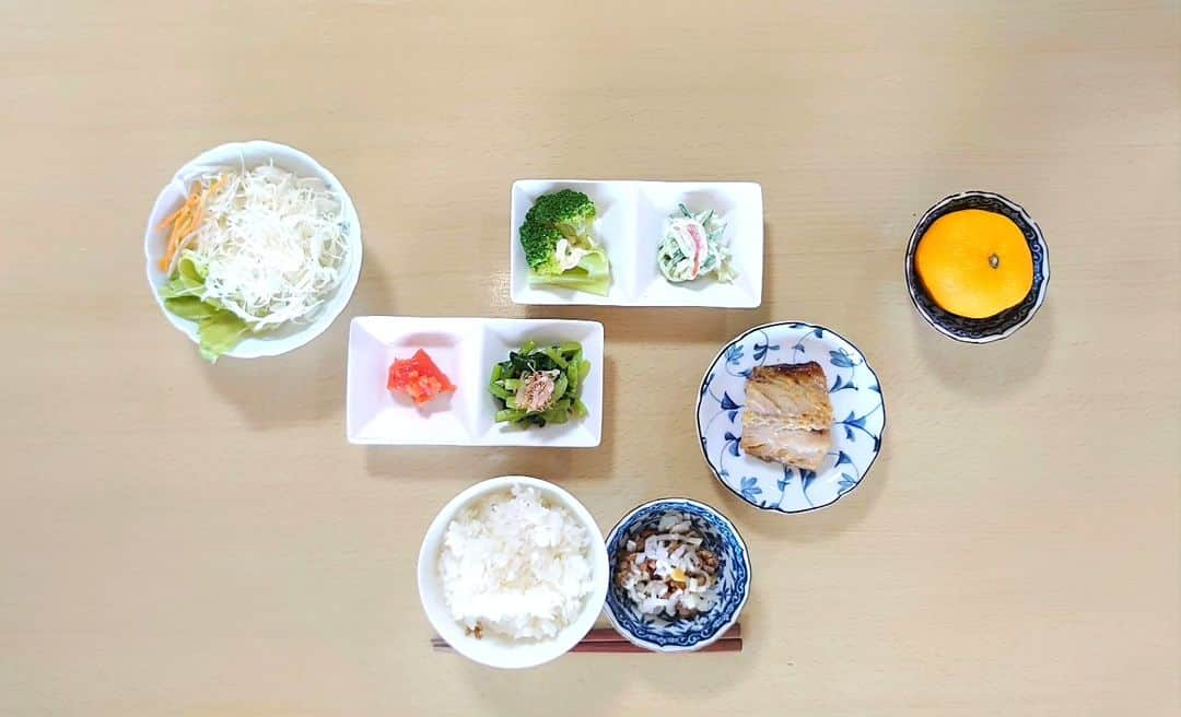 松野行秀のインスタグラム：「【備忘録🖌️〜本日の相方の制限食メニュー🥢〜】  (朝食) ○サラダ ○小松菜のお浸し ○ブロッコリー ○きゅうりとカニカマのマヨネーズ和え ○辛子明太子 ○さばの西京焼き ○納豆 ○ご飯 ○みかん  たんぱく質16.5g 塩分2.0g カリウム530mg  (昼食) ○トースト ○牛乳  たんぱく質14.5g 塩分1.2g カリウム430mg  (夕食) ○小松菜のお浸し ○トマトときゅうりの中華風和え ○オクラ ○かに風味サラダ ○豚ロース生姜焼き ○ご飯 ○みかん ○焼き菓子  たんぱく質16.5g 塩分1.8g カリウム540mg  #カロリーSlism https://calorie.slism.jp/  #男の手料理 #典座日記 #腎臓病制限食 #減塩 #低たんぱく #低カリウム #先行的腎移植延期 #保存療法」