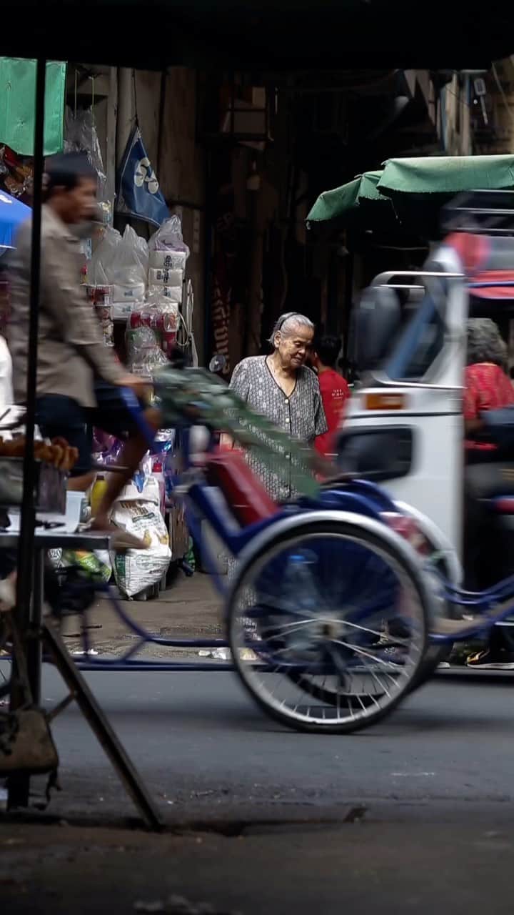 Shunsuke Miyatakeのインスタグラム：「A crossroad of everyday life, Phnom Penh, Cambodia  . . . . #phnompenhphotographycollective #phnompenh #cambodia #cambodia🇰🇭 #cambodiatrip #cambodiatravel #cambodiatourism #phnompenhlife #phnompenh #phnompenhreels #reelvideo #reelinstagram  #socialdocumentary #socialdocumentaryphotography #documentaryphotography」