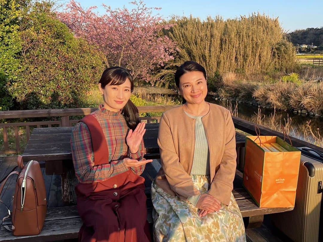 武田梨奈さんのインスタグラム写真 - (武田梨奈Instagram)「🦐 本日24:00〜、BSテレ東にて 『ワカコ酒 Season7』第10夜の放送です📺🐟 ゲストは、島崎和歌子さん。 母と初めての乾杯。嬉しかったです🪷  ロケ中に大雨が降ったのですが、その後には美しい夕日が。雨が降らなかったら出会えなかった瞬間。日々撮影をしていると想像していなかった奇跡がたまに訪れるのです。スタッフの皆さんと感動を分かち合いました🌝  #ワカコ酒 #和歌子酒 #와카코와술」9月4日 21時29分 - rinatakeda615