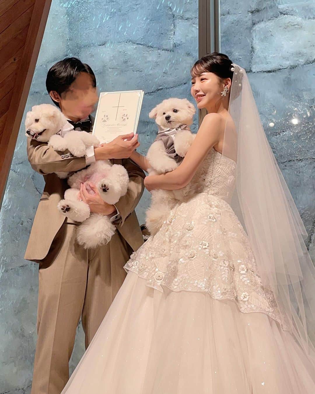 えみ姉のインスタグラム：「ㅤ ㅤ 先日、無事結婚式を終えました💐 ㅤ 笑あり、涙ありでとても素敵な式になり 参列頂いたみなさまのおかげで 一生忘れられない思い出になりました🥲♡♡ ㅤ ㅤありがとうございました！ ㅤ リングドッグ、結婚承認犬はおもちとおまめが 務めてくれてとってもかわいかった🥲♡♡ ㅤㅤ そして当日のヘアメイクは @imutan_makeup が担当して下さって とっても盛れてた🥹♡♡♡ ㅤ あ〜、本当に幸せな結婚式でした。 ㅤ またちょこちょこ写真載せてくね👰‍♀️ ㅤ ㅤ #結婚式 #結婚式ヘアアレンジ #結婚式コーデ #ウエディングドレス #ウエディングフォト #挙式 #挙式ヘア #リングドッグ #挙式レポ #卒花 #卒花嫁」