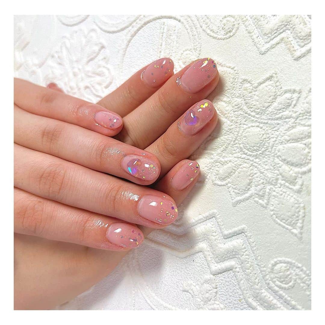 小山百代のインスタグラム：「・ ・ ・ ・ NEWネイル💅❤︎  シンプルでキラキラで グラデーション！  と、アバウトなお願いを バッチリ可愛く仕上げてくれる はなこさん🥳感謝です🥳 (@cocoroom__nail )  両手の薬指にハート付けてくれた🫶🏻❤︎  ・ ・ ・ #小山百代」