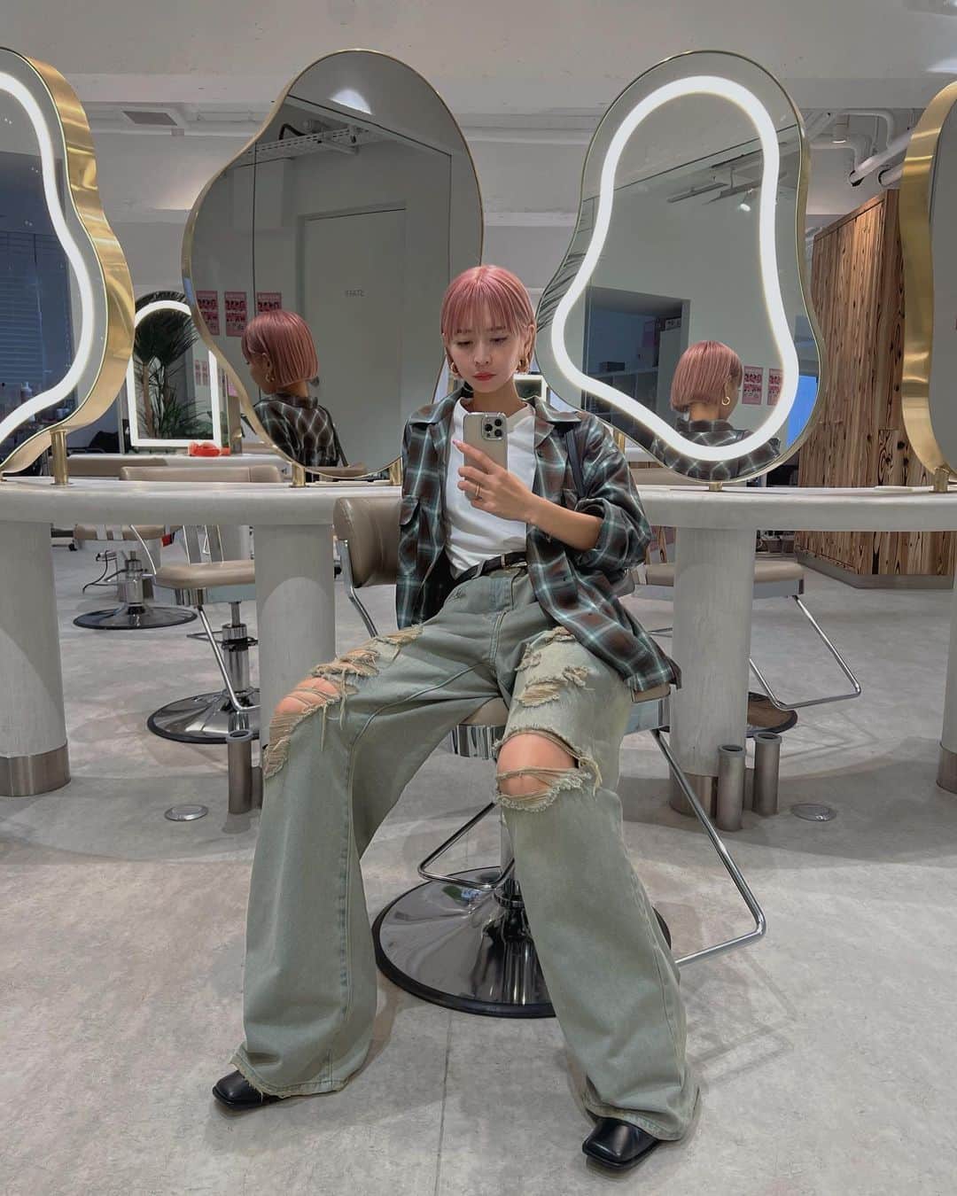 梅村実帆さんのインスタグラム写真 - (梅村実帆Instagram)「ピンクヘア継続🎀 ＆ 前髪切りました いつもありがとう @__daiwoo2 🎶 最近は ギャルだけどややメンズが気分です🤾🏼」9月4日 21時42分 - miho11k