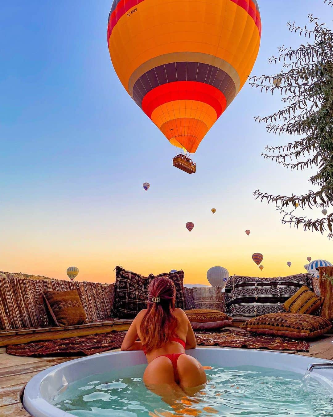 myumyuのインスタグラム：「What a ,,...🥹💞💓💘 . . . . . . . . . . . . . . . . . . . . #beautifulview  #Türkiye#Turkey#turkeytravel#turkey🇹🇷#Cappadocia#cappadociaturkey#cappadociaballoon#traveler#travelawesome#travelgram#traveltheworld#sunrise#balloons#Jacuzzi#bikinigirl#トルコ#トルコ旅行#カッパドキア#カッパドキアの熱気球#気球#海外旅行#海外旅行好きな人と繋がりたい#旅行#海外旅行大好き#ビキニ女子#旅スタグラム#日の出#朝日」
