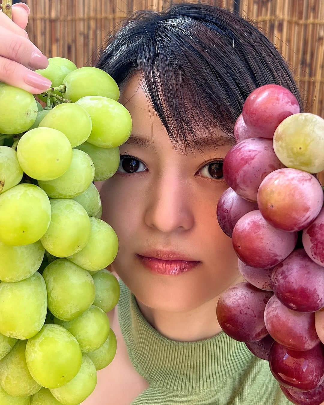 小林涼子さんのインスタグラム写真 - (小林涼子Instagram)「. シャインなマスカットゥ〜🍇 嬉しすぎて真顔😂  昨年に引き続き、今年も父のお友達から ブドウの差し入れをいただきました✨ 1粒が目より大きい！👀 甘くて、おいしくて…また食べたくてたまらない… 恋焦がれておりました。  ここ数日はとんでもなくドタバタしていて 悔しかったり嬉しかったりヒイヒイしていたから 最高のご褒美でした〜♡  明日は大きなお知らせ📢 そして、今週はハヤブサ消防団も♡ モリモリ働いておりますので、 頑張ってチェックしてみてくださいませ！  #シャインマスカット #サイズ感  #真顔 #ポーズのクセ　#クインニーナ #ゴルビー」9月4日 21時44分 - ryoko_kobayashi_ryoko