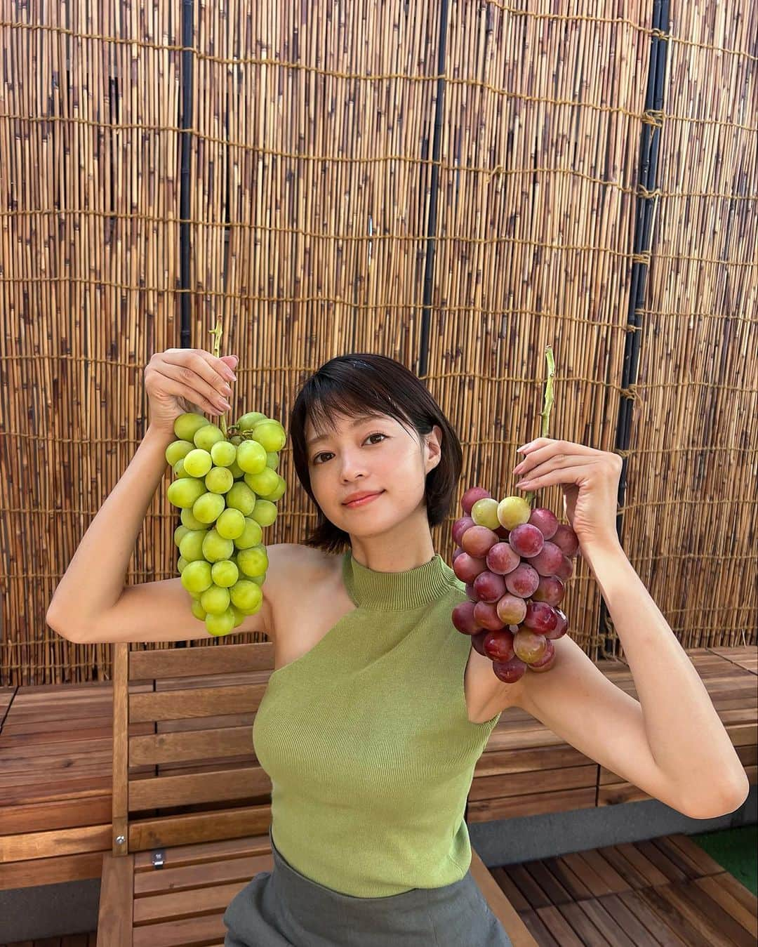 小林涼子のインスタグラム：「. シャインなマスカットゥ〜🍇 嬉しすぎて真顔😂  昨年に引き続き、今年も父のお友達から ブドウの差し入れをいただきました✨ 1粒が目より大きい！👀 甘くて、おいしくて…また食べたくてたまらない… 恋焦がれておりました。  ここ数日はとんでもなくドタバタしていて 悔しかったり嬉しかったりヒイヒイしていたから 最高のご褒美でした〜♡  明日は大きなお知らせ📢 そして、今週はハヤブサ消防団も♡ モリモリ働いておりますので、 頑張ってチェックしてみてくださいませ！  #シャインマスカット #サイズ感  #真顔 #ポーズのクセ　#クインニーナ #ゴルビー」