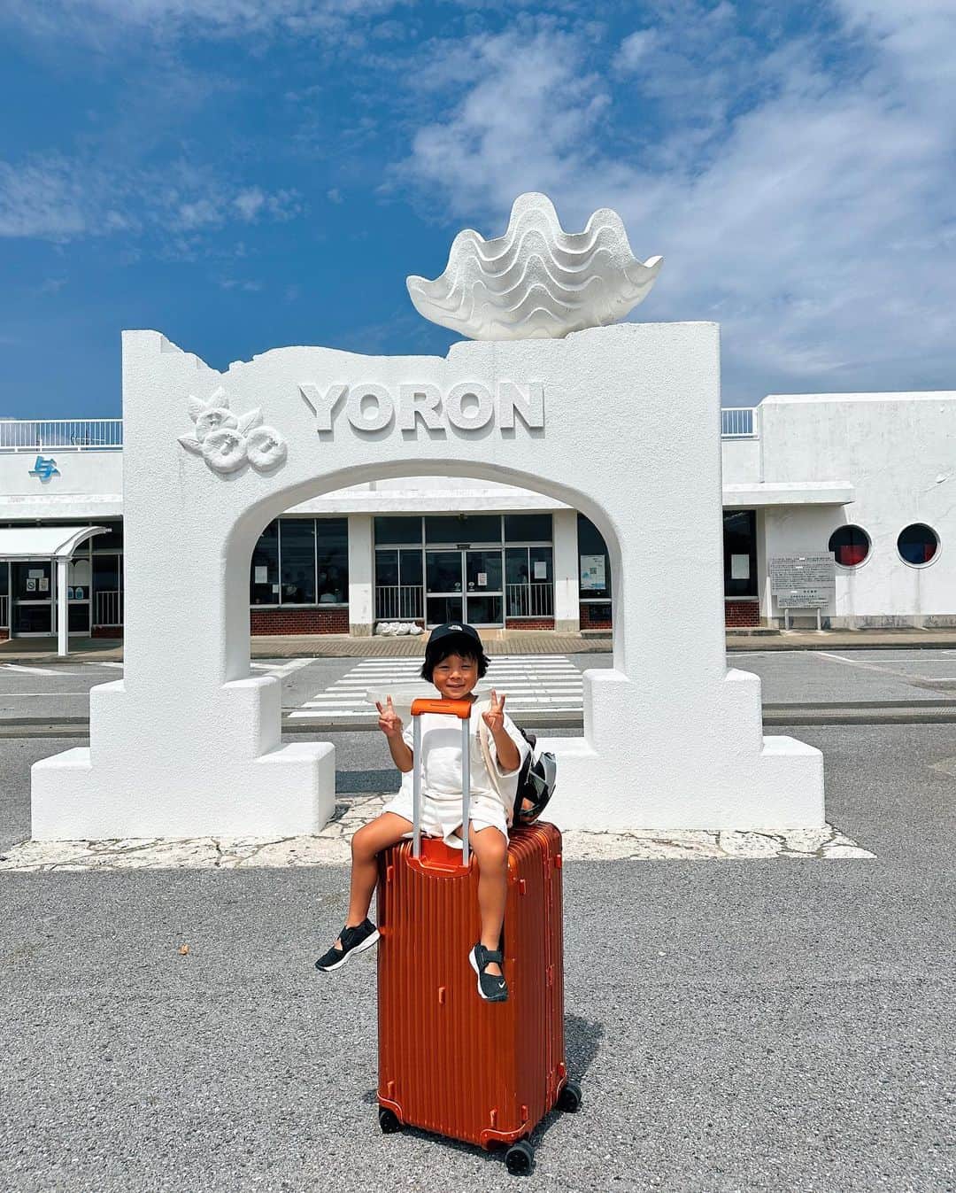 忍舞のインスタグラム：「こないだの２週間旅は ほーんと荷物多いので (シュノーケルマスク、マリンシューズ等の海グッズ、味噌、梅干し等の必須食材) 去年も今年も同じ @rimowa  この色好きなんだよなー すぐ見つかるし🧡 めっっちゃ入るから お正月帰省もこれがいいから 買おうか検討中ーー。  1枚目が１週間後の息子で 2.3.4枚目は与論ついた時  焼けたね🫰✨  #夏休み #２週間旅 #スーツケース」
