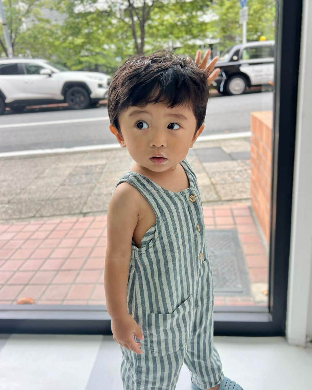 Ayaのインスタグラム：「次男👦🏻2回目の美容院🤍 サッパリしたね〜っ😍✨ 髪の毛きると上の子にソックリ！ って言われる☺️ ほんとうちの子ら髪の量多すぎなんよ。笑  最近は電車🚃って言ったり けいとー！って呼んだり 言ってる言葉も理解してたりして 成長の早さにびっくり🥹！  家では机に何回も登ったりイス持ってきて 何かを取ろうとしたり本当に毎日目が離せないし 外とか外食ではずっと動いてて お願いじっとして〜😂って思うけど 1歳のこの時期ってほんまに可愛い〜っ❤️  あっという間に大きくなるから毎日子供との時間が貴重🥹  #次男#1歳#1歳男の子#男の子育児#キッズカット男の子#子供ヘア#ベビーカット#男の子ママ#男の子コーデ#育児記録」