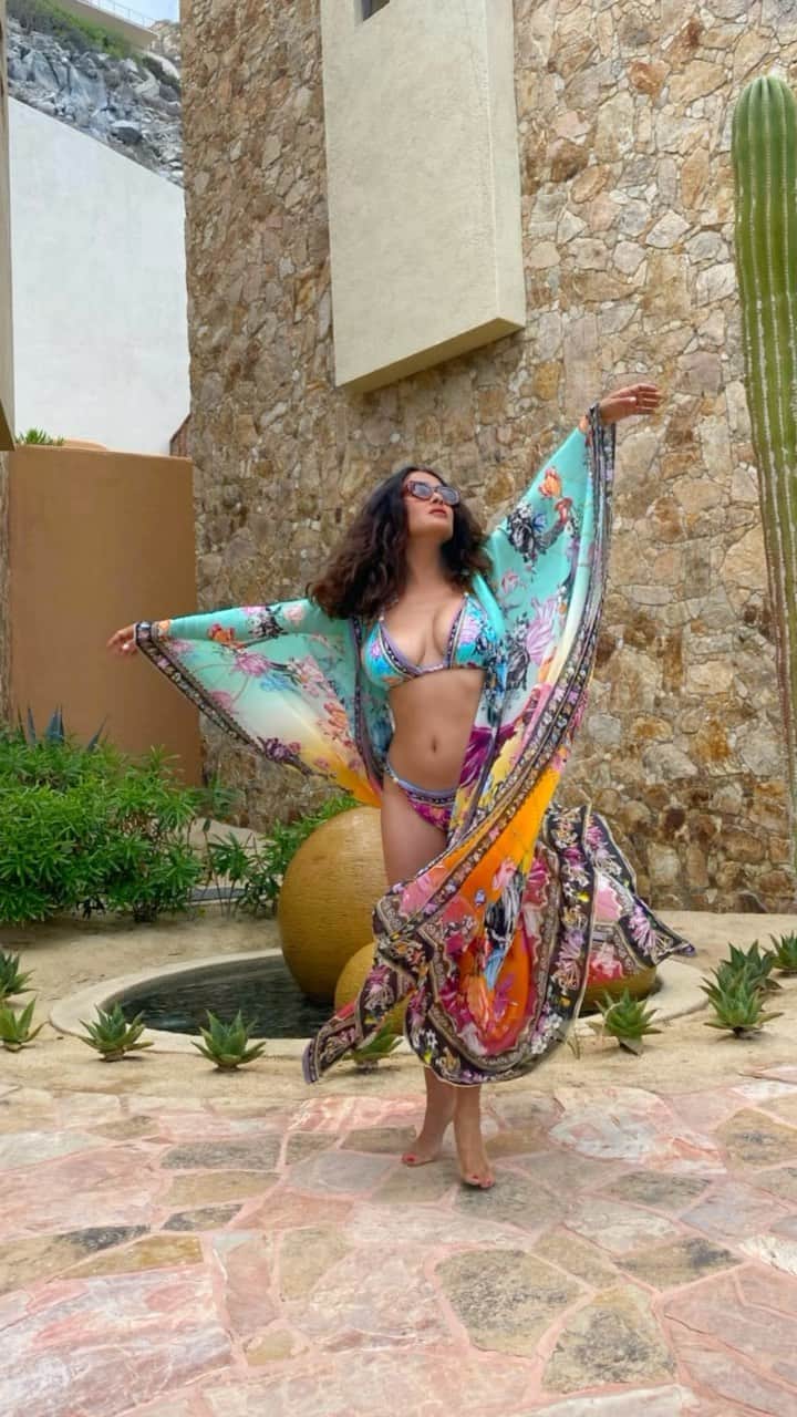 のインスタグラム：「Life is a series of phases with beginnings and ends, that’s why sometimes it’s ok to feel like butterflies 🦋 even if we let a part of us go…   La vida es una serie de fases con comienzos y finales, por eso a veces está bien sentirnos como mariposas 🦋 aunque dejemos una parte de nosotros ir... #butterfly #mariposa」