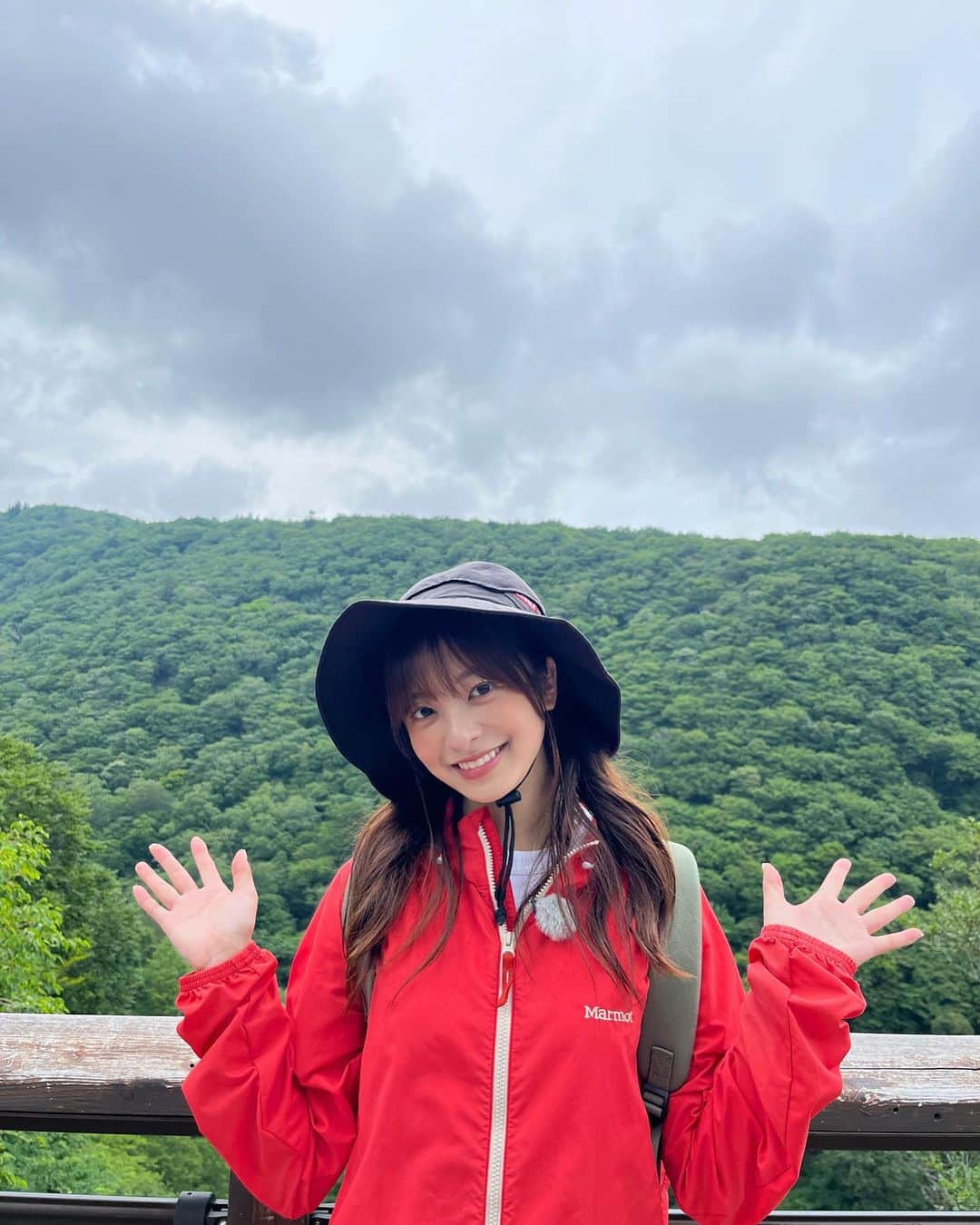 菊池柚花のインスタグラム：「. 那須平成の森で栃木の自然を堪能してきました🌱  森の通訳者 “インタープリター” の方に、 自然のこと、動物のこと、たくさん教えていただきました！  熊の爪痕や、キツツキが作った巣なども発見💡 「本当に動物たちがここで生活しているんだな、自然は生きているんだな」そんな事を全身で感じるロケでした🦉🐿️」