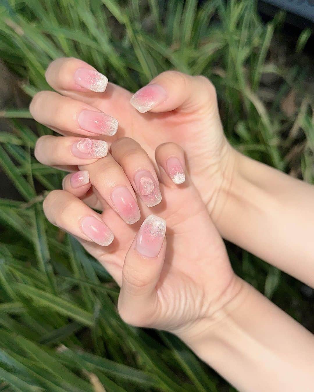 畑美紗起のインスタグラム：「流行りのチークネイルにしたよ💅☺️🍑  気分で、爪の形スクエアにした◻️💭  さきっちょはマグネットでキラキラかわいい〜✨ じゅわっとうるうるしてるのもスキ🥹  動画もみてみて〜！かわちいから🫶🏻💕💕  お気に入り❕❕❕  @kana_qulne さん🐿️💕  #チークネイル #チークネイルデザイン #桃ネイル #ネイル #ネイルデザイン #ジェルネイル #シンプルネイル #マグネットネイル こかか#キラキラネイル #キラキラ #オーロラネイル #オーロラ #トレンドネイル #夏ネイル #夏 #nail #nailart #naildesign #naildesigns #nails」
