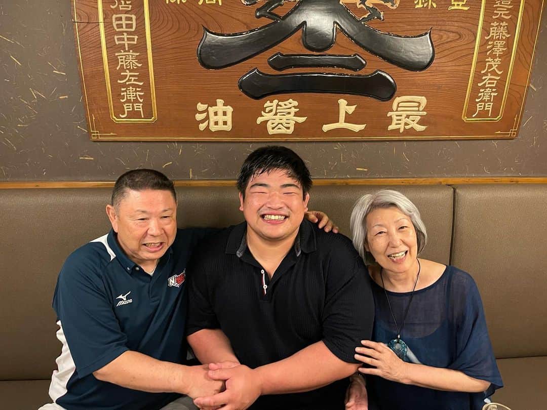 王子谷剛志さんのインスタグラム写真 - (王子谷剛志Instagram)「先日、中高時代の恩師に食事会を開いていただきました。 年を重ねても息子のように可愛がっていただけることに感謝しています。 また、良い報告ができるように一層精進します。 #東海大相模 #感謝」9月4日 21時57分 - takeshiojitani