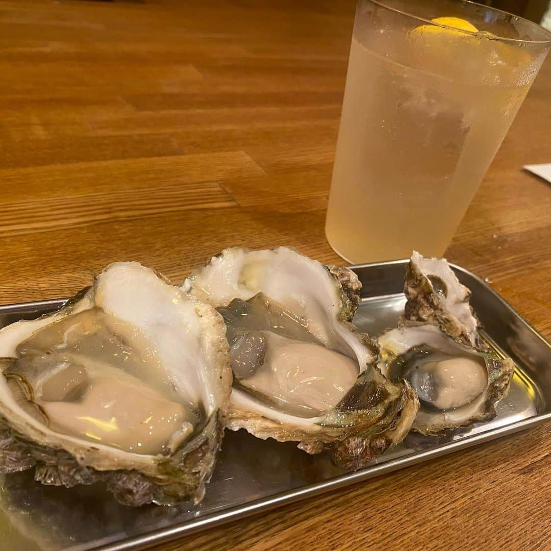 保紫萌香さんのインスタグラム写真 - (保紫萌香Instagram)「広島、とってもよかった、  私は修学旅行で広島も長崎も通ってこなかったのだけど、ずっと行きたくて、やっと。  原爆ドーム前で、 核兵器禁止条約に日本も参加するべきだと訴え、署名を集めていたおばあさまがいました。  噂に聞いていた通り、広島、外国からの観光客が本当に多くて、 私、訳せるかな…と思ったのも杞憂、おばあさまはスラスラと綺麗な英語を話して、外国の方の署名を集め、お礼に小さな折り鶴をプレゼントされていました。  資料館はもちろん、周辺では、 世界に訴えてるのだな、ということを常に感じました。  ドーム側から見た、対岸の鮮やかな緑が印象的でした。 もう草木は育たないと思われたその地に芽吹く生命の強さ、 言葉に出来ないほど眩しかったー。  もう少しだけ、感じたことをnoteに書きたいと思っています。  もちろん牡蠣も食べたし、ビール好きの皆さんにはビールスタンド重富さんを激しくおすすめします。」9月4日 21時51分 - moekappa823