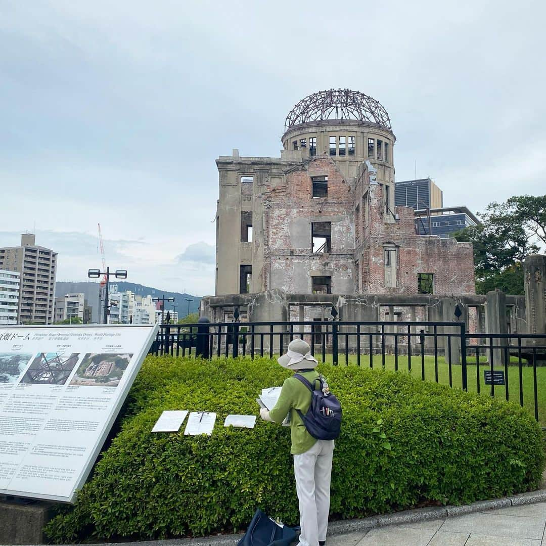 保紫萌香のインスタグラム：「広島、とってもよかった、  私は修学旅行で広島も長崎も通ってこなかったのだけど、ずっと行きたくて、やっと。  原爆ドーム前で、 核兵器禁止条約に日本も参加するべきだと訴え、署名を集めていたおばあさまがいました。  噂に聞いていた通り、広島、外国からの観光客が本当に多くて、 私、訳せるかな…と思ったのも杞憂、おばあさまはスラスラと綺麗な英語を話して、外国の方の署名を集め、お礼に小さな折り鶴をプレゼントされていました。  資料館はもちろん、周辺では、 世界に訴えてるのだな、ということを常に感じました。  ドーム側から見た、対岸の鮮やかな緑が印象的でした。 もう草木は育たないと思われたその地に芽吹く生命の強さ、 言葉に出来ないほど眩しかったー。  もう少しだけ、感じたことをnoteに書きたいと思っています。  もちろん牡蠣も食べたし、ビール好きの皆さんにはビールスタンド重富さんを激しくおすすめします。」