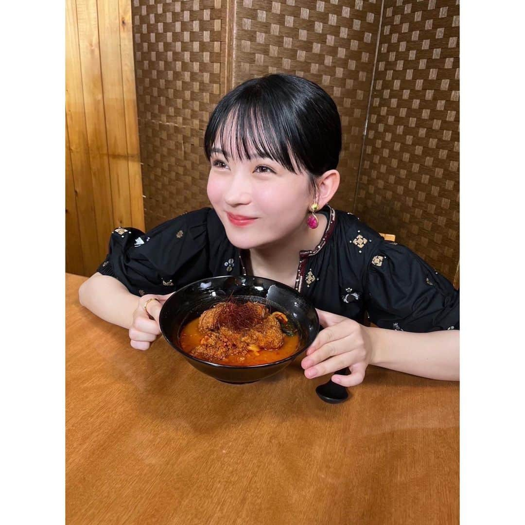 畑芽育のインスタグラム：「❤️‍🔥 ㅤㅤㅤㅤㅤㅤㅤㅤㅤㅤㅤㅤㅤㅤㅤ 『有吉ゼミ』激辛チャレンジグルメ🌶️ 畑、完食いたしました〜〜！！嬉し〜〜！  悪魔のファイヤーパーコー麺を前に歓喜の私。  そしてお衣装とアクセです👗」