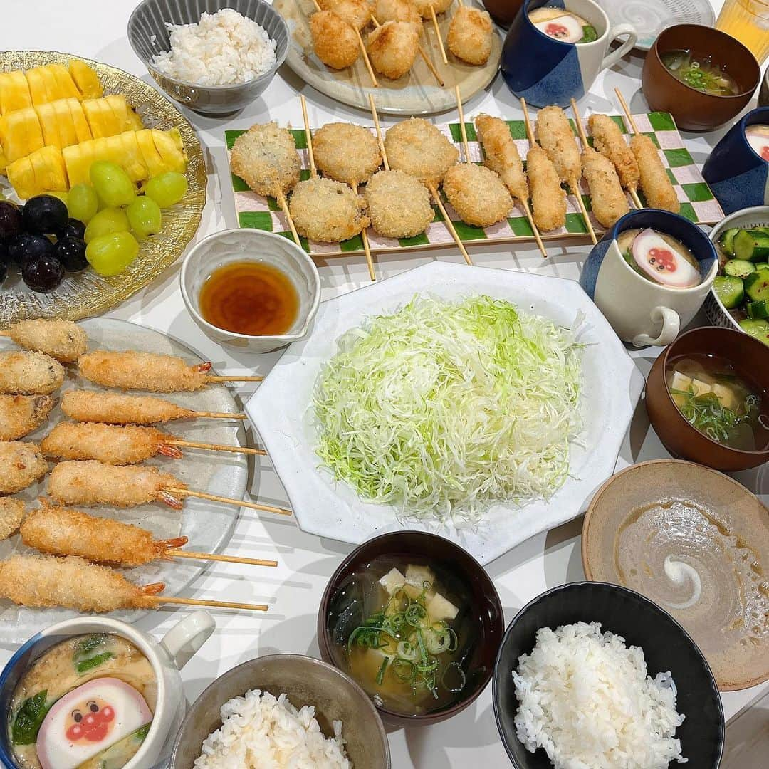 momoのインスタグラム：「#晩御飯#食費月25000円  時差投稿になっちゃうけど、今年のハルの誕生日は前前々夜祭からスタート🤣❤️  串カツパーティー 酢キャベツ お味噌汁 茶碗蒸し フルーツ  @ajino_chinuya の串カツオールスター50本セット！じゃがいも、茄子の肉詰め、エビ、豚、レンコンに、両親も来たから業スーのうずらを追加して😋 楽天スパセ、半額だよ✌️  家で串カツパーティーとか準備めんどくさすぎるから楽できてよかった🔥  子どもって串刺さってたり、ピン刺してたりするだけでテンション上がるよね🙌   #晩ごはん#晩ご飯#夕食#夕御飯#夕食#おうちごはん#節約#節約ご飯#晩御飯#デリスタグラム#デリスタグラマー#クッキングラム#ワーママ#大分#instafood」