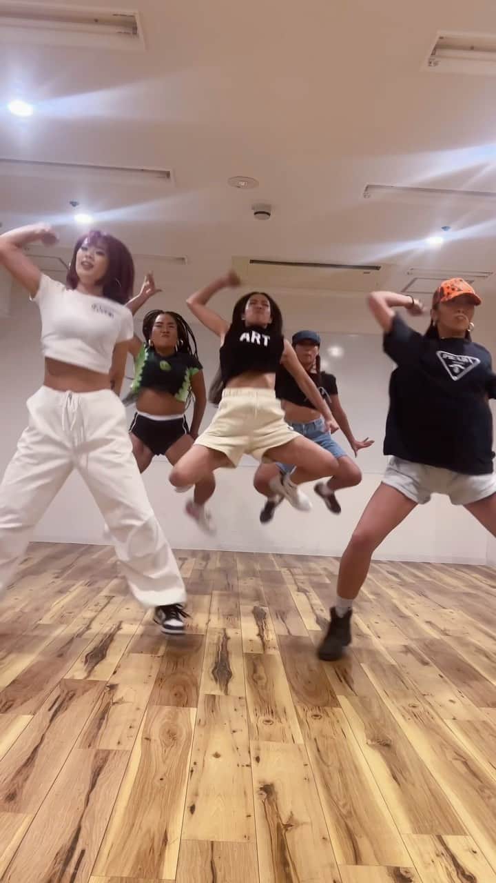 大門弥生のインスタグラム：「VIBES😂 大阪ワンマンまで後4日💎💧🦋 きてくれるみんな、準備はいいですか？  関西でバッドなヤバいダンサーズとバンドメンバーでお送りマス💞  迷ってる人もまだ間に合うし、サイコウなモノ届けるから観にきて欲しい。この機会を逃さずに、遊びにきてな。  【大門弥生 10th Anniversarry Live Tour】  🫶2023/9/8(金)Oneman Live Osaka @心斎橋SUNHALL   SP Guests : Youth of Roots,  Guests : Reichi, 13ELL, King Jam  OPEN / START 17:00 / 18:00 前売り 3800yen 当日 4500yen  🫶2024/1/8(月)Oneman Live Tokyo @渋谷WWW  SP Guests : coming soon  OPEN / START 17:00 / 18:00 前売り 4000yen 当日 4800yen  🎫チケットはプロフィールから✈︎✈︎」
