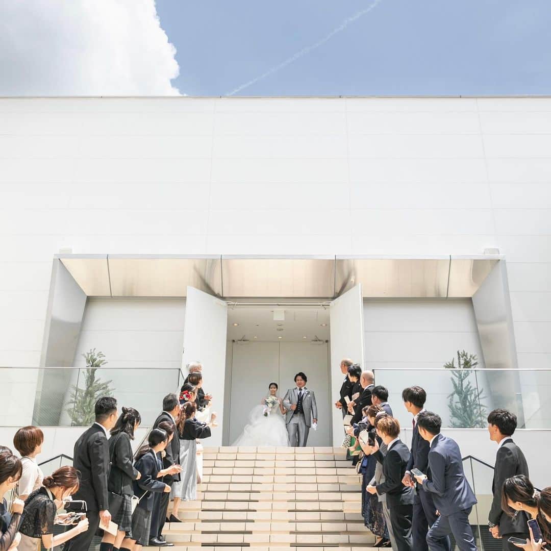 【公式】アルカンシエルリュクスマリアージュ名古屋さんのインスタグラム写真 - (【公式】アルカンシエルリュクスマリアージュ名古屋Instagram)「【青空のフラワーシャワー☀️🥰】  アルカンシエルは8階建ての結婚式場です⛪️ その最上階にチャペルコートがあり、空に近い場所で祝福のフラワーシャワーを行って頂けます💓  階段を降りて振り返って頂くと、ゲストの方がずらり👏圧巻ですね🌟 大切な方との思い出に残るセレモニーとなりました🎉  💒名駅徒歩5分の結婚式場  『#感謝を式のまんなかに。』をテーマに、青空を貸切る祝福のステージと上質な空間で生まれる、ゲストとの忘れられない一日のつくりかたを紹介しています💓  👇🏻をタップ🌈👣 @arcenciel.luxenagoya  2023年度版　JapanBrandCollectionに掲載されました 公式アカウント⇨ @japanbrandcollection lit.link/japanbrandcollection  #アルカンシエル #アルカンシエルluxemariage名古屋 #アルカンシエルリュクスマリアージュ名古屋 #アルカン花嫁 #名古屋花嫁 #名古屋プレ花嫁 #名古屋ウエディング #名古屋ウェディング #名古屋結婚式 #名古屋結婚式場 #愛知花嫁 #日本中のプレ花嫁さんと繋がりたい #結婚式レポ #結婚式レポート #ウエディングレポート #ウェディングレポート #ウェディングレポ #ウエディングレポ #花嫁レポ #結婚式当日 #2023秋婚 #2023冬婚 #2024春婚 #フラワーシャワー #幸せのおすそ分け #アフターセレモニー #結婚式演出 #挙式演出 #結婚式写真」9月6日 21時00分 - arcenciel.luxenagoya