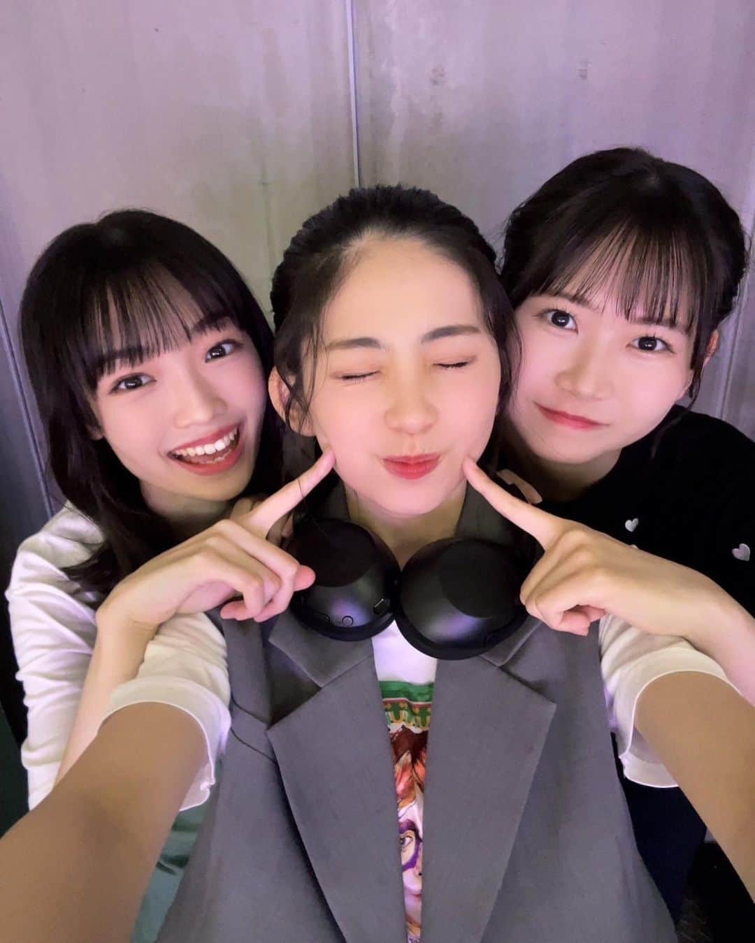 のインスタグラム：「・ ちょこっとLOVEのほまめいりー  #高３組 でもあります💚💛🤎  #モーニング娘23  #morningmusume  #岡村ほまれ  #ほまたん #ほまたん優勝  #山﨑愛生 #めいち  #櫻井梨央 #らいりー」