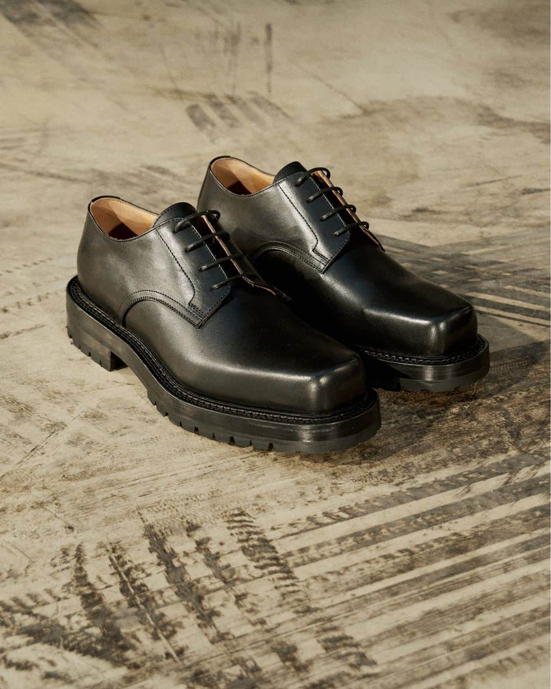 ドリス・ヴァン・ノッテンさんのインスタグラム写真 - (ドリス・ヴァン・ノッテンInstagram)「AUTUMN WINTER 2023 MEN ACCESSORIES  Leather derby shoes with rubber soles.   The collection is available in stores and on driesvannoten.com  #DriesVanNoten #DVNAW23」9月4日 22時00分 - driesvannoten