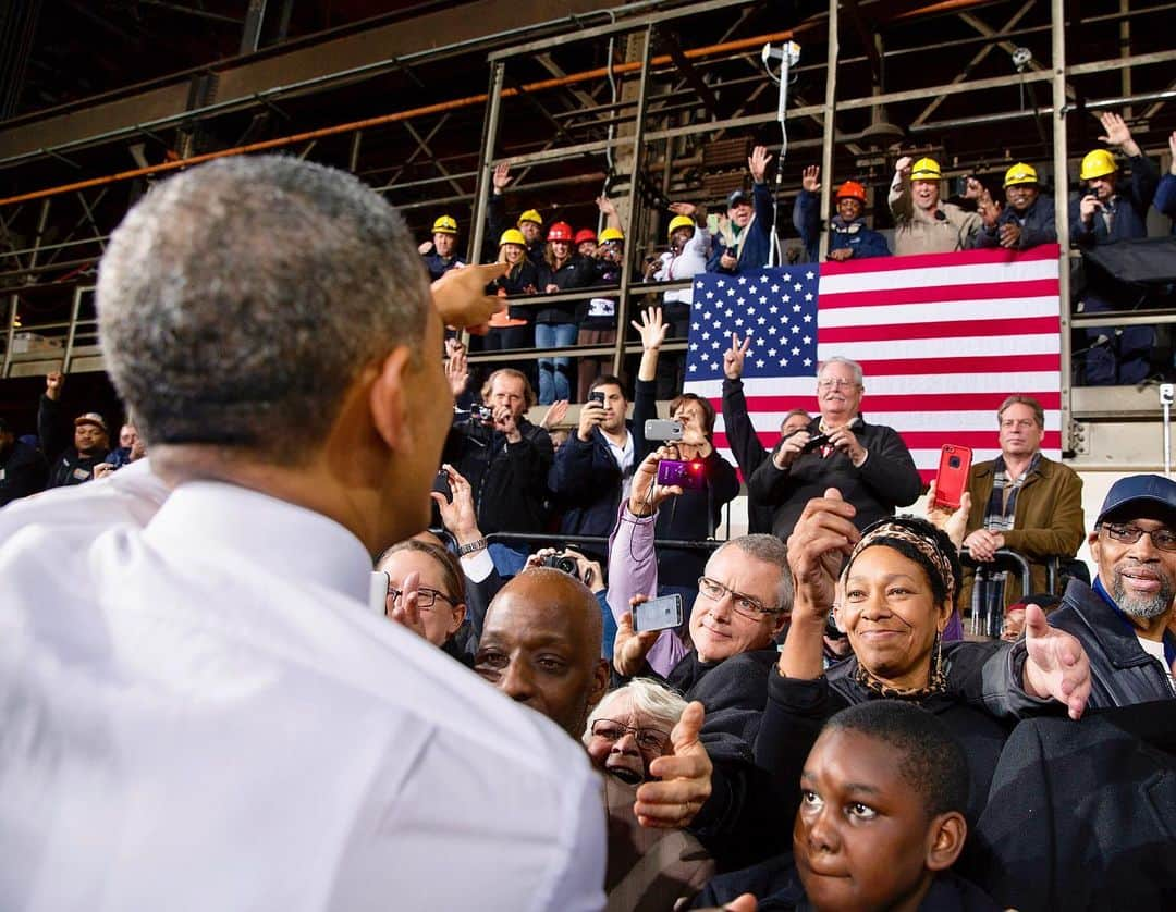 Barack Obamaのインスタグラム：「On Labor Day, take a moment to appreciate the workers who have helped make America what it is today. Their grit, determination, and hard work over decades have changed our country for the better.   Today we also recognize the American labor movement that has fought tirelessly to improve the wages, benefits, and working conditions for people everywhere. I’m proud of the work they’ve done—and still do—to put the American dream within reach.」