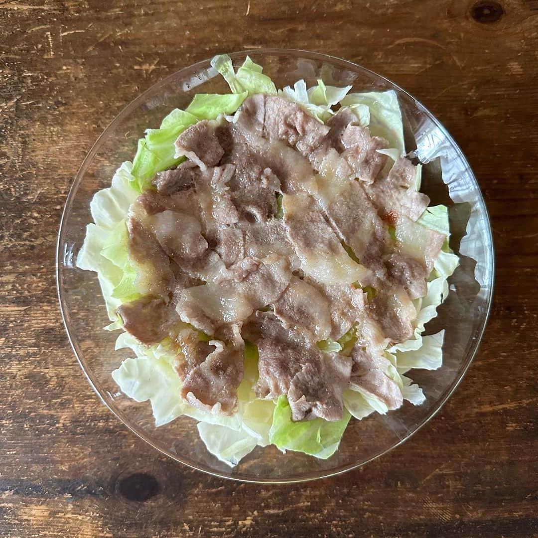 Tesshiさんのインスタグラム写真 - (TesshiInstagram)「豚肉とキャベツでレンジ蒸し Microwave steamed pork and cabbage #yummy #homemade #healthy #cabbage #pork #microwave #easyrecipes  #おいしい #キャベツ #豚肉 #レンチン #簡単レシピ  #時短レシピ #わかめご飯 #マカロニメイト #フーディーテーブル #手作り  キャベツ1/4個、豚肉100g〜、酒大1、ごま油大1、中華スープの素大1/2、塩胡椒 ふたかラップして電子レンジ600wで5分くらい 食べる時にぽん酢、黒胡椒など 1/4 cabbage, 100g~ pork, 1 tbsp sake, 1 tbsp sesame oil, 1/2 tbsp chicken stock powder, salt, pepper Cover and microwave at 600w for about 5 min. And Ponzu sauce with pepper…」9月4日 22時03分 - tmytsm