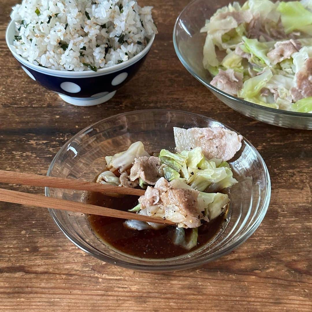 Tesshiのインスタグラム：「豚肉とキャベツでレンジ蒸し Microwave steamed pork and cabbage #yummy #homemade #healthy #cabbage #pork #microwave #easyrecipes  #おいしい #キャベツ #豚肉 #レンチン #簡単レシピ  #時短レシピ #わかめご飯 #マカロニメイト #フーディーテーブル #手作り  キャベツ1/4個、豚肉100g〜、酒大1、ごま油大1、中華スープの素大1/2、塩胡椒 ふたかラップして電子レンジ600wで5分くらい 食べる時にぽん酢、黒胡椒など 1/4 cabbage, 100g~ pork, 1 tbsp sake, 1 tbsp sesame oil, 1/2 tbsp chicken stock powder, salt, pepper Cover and microwave at 600w for about 5 min. And Ponzu sauce with pepper…」