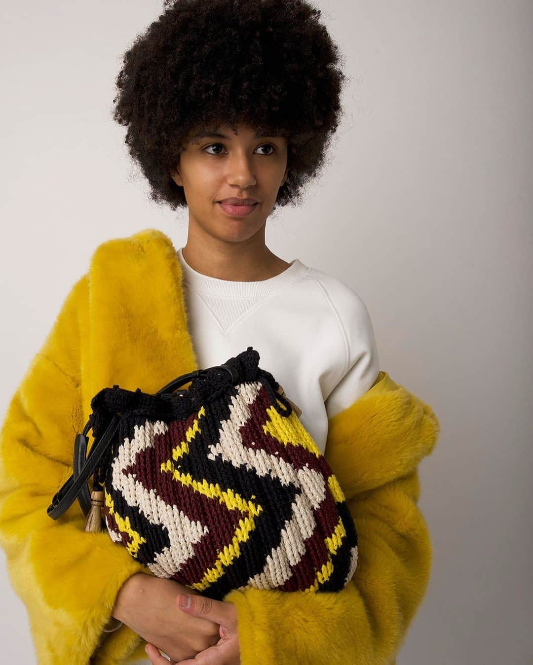 ジャマンピュエッシュのインスタグラム：「Ottavio is our stunning hobo bag with graphic twirl pattern reinterpreted in cotton knitting, warm and cozy for the upcoming fall season 🍁🥮 #jaminpuech #knittedbag #uniquebag #cottoncrochet」