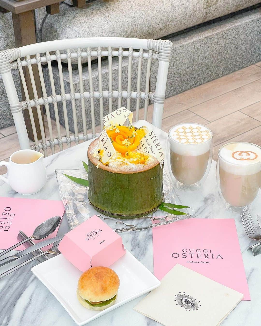 tomomi ❤︎ よしはしともみ ❤︎さんのインスタグラム写真 - (tomomi ❤︎ よしはしともみ ❤︎Instagram)「. . . GUCCI OSTERIA / 📍ザ ストリングス 表参道 . . . もう終わってしまったけども、、🥲🩷 思い出投稿ということで・・・ 期間限定でグッチオステリアがストリングスとコラボ🎋 . . . このかき氷のマンゴーが最高に美味しかった🫧 かわいいグッチ柄がラテアートされたカフェラテもかわちかった☕️ . . . #gucci #thestringsomotesando #stringsomotesando #shaveice #グッチ #グッチオステリア #かき氷 #かき氷部 #かき氷研究所 #かき氷巡り #表参道カフェ #原宿カフェ #東京カフェ #表参道かき氷 #渋谷カフェ #渋谷かき氷 #原宿かき氷 #東京カフェ部 #ホテル女子会 #ホテルランチ #ストリングス #ストリングス表参道 #ザストリングス表参道」9月4日 22時04分 - tomomi_yoshihashi