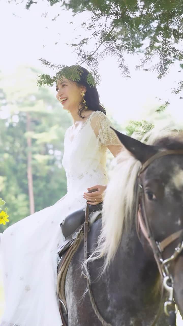 岩間恵のインスタグラム：「先々月の山梨でのドレス撮影🕊️ 暑い中だったけど、可愛いドレス3着も着れて幸せだった🤍  また写真のデータが来たら載せますが、たくさんムービーも撮っていただいていたのでとりあえず🙏 (いつもYouTubeのテロップ入れてくれる方がご厚意で作ってくださいました😂🥰)  👗　@varie_dress  💄　@kanesawamiho  📷　@tomoya_takano  thank you @wd1110s 🤍」