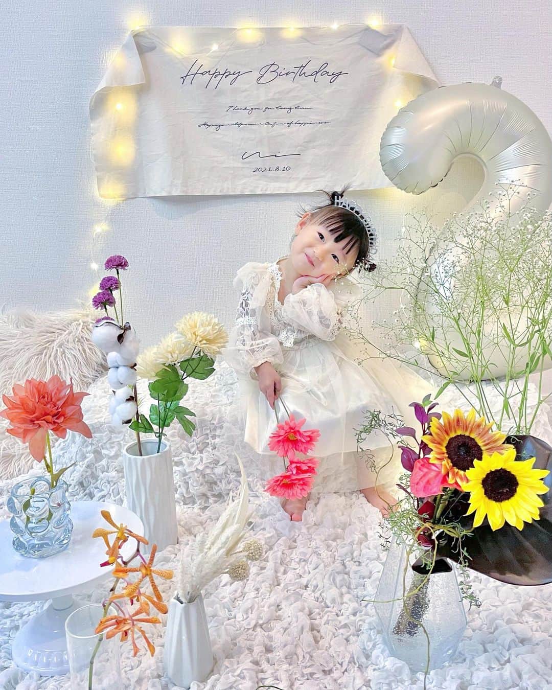 東なつ紀のインスタグラム：「先月10日で娘が２才になりました🤍  誕生日当日はアンパンマンミュージアムに行って たくさん遊んでお祝いしたよ🎂🤍 コキンちゃんが好きなので興奮してました🤍  あっという間の2年間◡̈ 日に日に赤ちゃんから子供になってきて わがまま言うことも増えてきたけど その分愛おしさも増していく◡̈！  侑生が笑顔でいてくれる事が 何より1番の幸せです🤍  とんでもない天使を産んだと本気で思ってます👼🏻笑笑  これからも侑生らしく元気に明るく育ってくれたらいいな🌻  最後はお花が気になるぶりちゃんまる🐈 #ういちゃんまる #バースデーフォト  #２才 #ひまわり #誕生日フォト #おうちフォトスタジオ #バースデー」