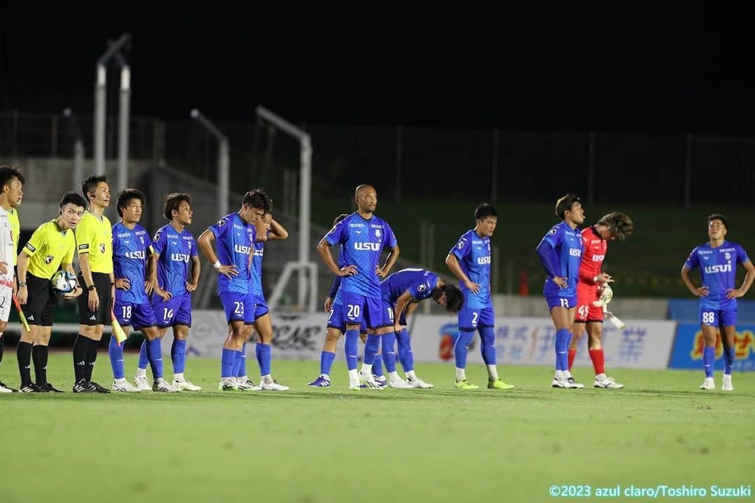 川又堅碁さんのインスタグラム写真 - (川又堅碁Instagram)「9/3沼津で、2年８ヶ月ぶりにピッチへの復活を果たしました！ ピッチに入る瞬間の、サポーターの皆さんの大きな拍手や声援に、爆発しそうな自分の心臓の音がかき消され、血が沸くような感覚でした。僕の魂が一番震える場所に帰ってきたな、と確信しました。本当に暖かい応援をありがとうございました。 正直、復帰は無理だろうと思われてた方も多いと思います。約3年不安な時ももちろんありましたが、俺だけは自分のことを信じてあげようと耐えてきて、今はそんな自分が誇らしいです。 試合前日は、緊張からか食も細くなり、試合当日の昼飯には、サバ食べながら涙ちょちょぎれました😢震えました。武者震いですけどね。 複雑なこの気持ちを全部抱えて、今シーズンにぶつけたいと思います！ 最後に、SNS上でいつも暖かく応援してくれたファンのみなさん。みなさんの声の一つ一つが本当に支えでした。ありがとうございました！ 関係者のみなさん！ここに来るまでには、皆さんの手助けがなければ確実に実現できませんでした。1人では絶対に無理でした。感謝の気持ちは絶対に忘れずに、プレーで恩返しできるよう頑張ります。  泥臭いサッカー見たくなったら、ぜひ、沼津に来てください！最高のプレーを見せられるよう頑張っていきます。」9月4日 22時15分 - kawamatakengo_official