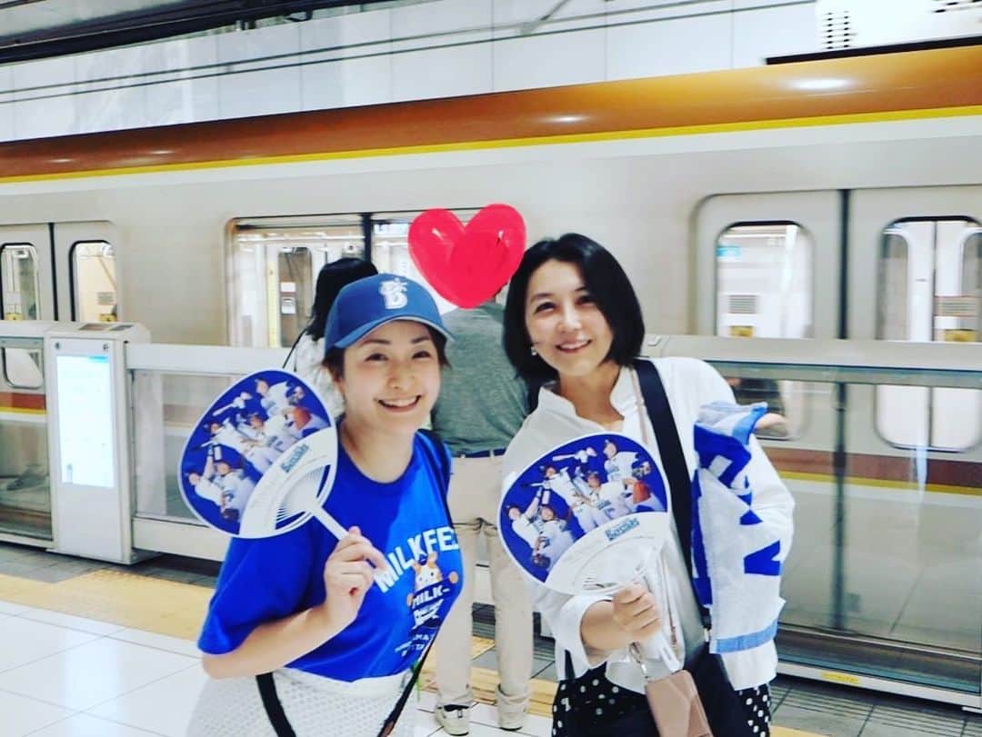 生天目仁美 のインスタグラム：「先日 佳奈と野球観に行ってきたよ。 ベイスターズvs巨人 もらったユニフォームは 日ハムなので 着ていく事は叶わず（笑）  ベイスターズ応援席にいたので ベイスターズを応援しました！ （今は推し球団ないのよね…） すごく面白い試合で いっぱい声出しました！  そして、 ベイカラは美味い。  佳奈誘ってくれてありがと😆  あーバッティングセンター行きたい。」