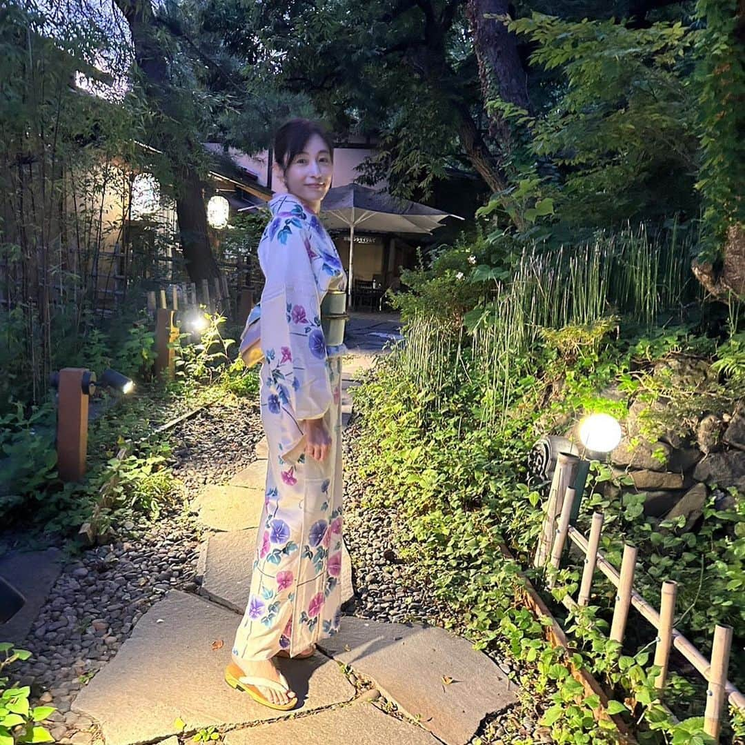 青山倫子さんのインスタグラム写真 - (青山倫子Instagram)「_ 今日は久々に窓からの風と、扇風機だけで過ごせる 朝と夜だ。 本当に気持ちがよくて心地いい。 俺に任せろって感じで首を振る扇風機が、 なんともカッコよくて頼もしい。 風がたまに当たると、体と心を優しく撫でてくれてさ、 穏やかにしてくれる。 はぁ。これぞ待ち望んでいた夏だ。  8月の終わりに4、5年ぶりくらいに浴衣を着てみた。 背筋がぴーんと伸びて、気持ちがしゃんっとする。 やっぱりいいね。  夏の終わりを少しずつ感じる毎日だけど、 やっと待ち望んでいた穏やかな夏に出会えた気がする。  でも明日からまた暑いらしい。 みなさん、暑さ対策をしっかりとね。 まだまだ油断をしてはいけない。  #青山倫子 #扇風機 #頼もしい #風が穏やかで気持ちいい #これぞ待ち望んでいた夏 #浴衣 #着付け #久しぶりでもちゃんと覚えてるものだね #夏の終わり #やっと出会えた #穏やかな夏」9月4日 22時07分 - noriko_aoyama1229