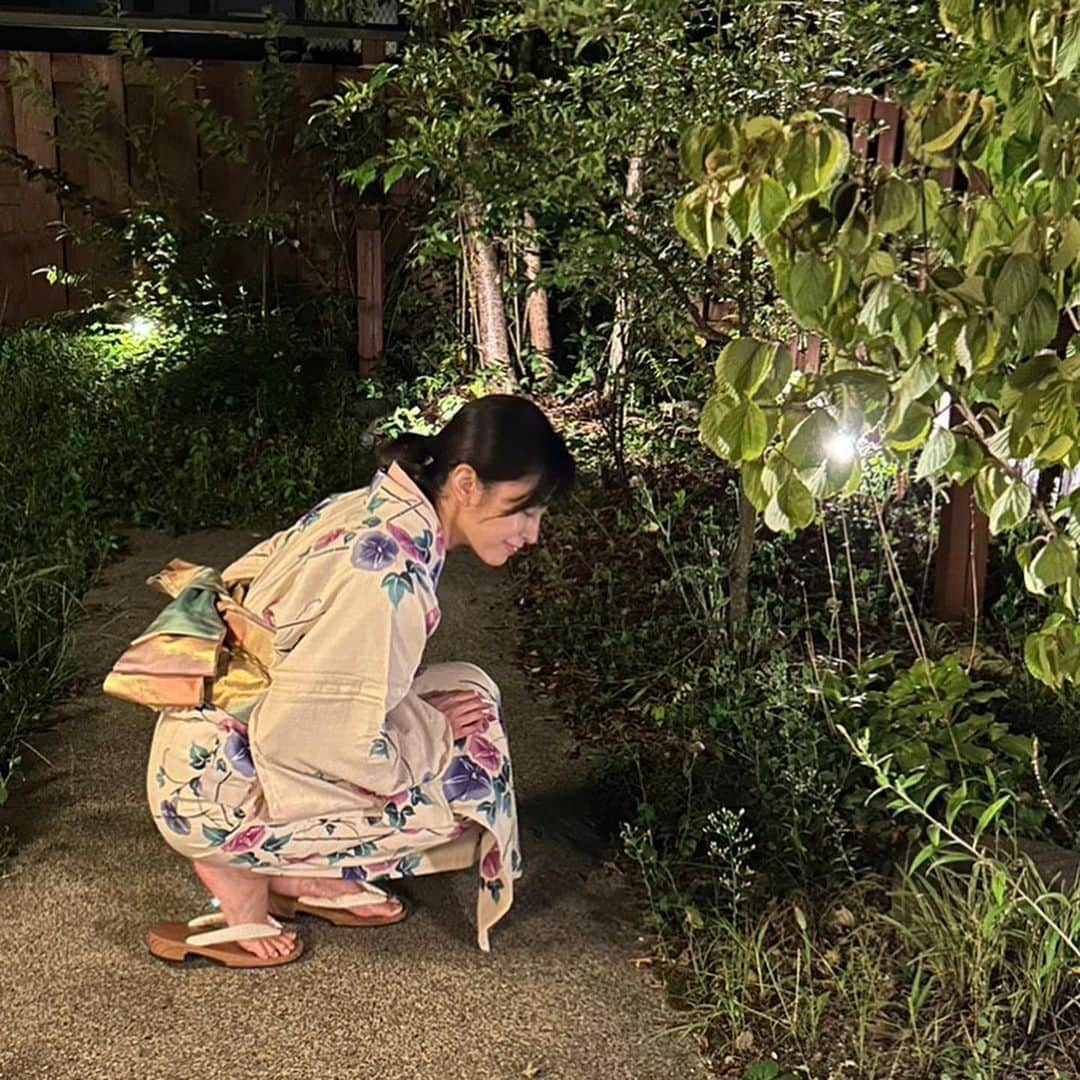 青山倫子さんのインスタグラム写真 - (青山倫子Instagram)「_ 今日は久々に窓からの風と、扇風機だけで過ごせる 朝と夜だ。 本当に気持ちがよくて心地いい。 俺に任せろって感じで首を振る扇風機が、 なんともカッコよくて頼もしい。 風がたまに当たると、体と心を優しく撫でてくれてさ、 穏やかにしてくれる。 はぁ。これぞ待ち望んでいた夏だ。  8月の終わりに4、5年ぶりくらいに浴衣を着てみた。 背筋がぴーんと伸びて、気持ちがしゃんっとする。 やっぱりいいね。  夏の終わりを少しずつ感じる毎日だけど、 やっと待ち望んでいた穏やかな夏に出会えた気がする。  でも明日からまた暑いらしい。 みなさん、暑さ対策をしっかりとね。 まだまだ油断をしてはいけない。  #青山倫子 #扇風機 #頼もしい #風が穏やかで気持ちいい #これぞ待ち望んでいた夏 #浴衣 #着付け #久しぶりでもちゃんと覚えてるものだね #夏の終わり #やっと出会えた #穏やかな夏」9月4日 22時07分 - noriko_aoyama1229