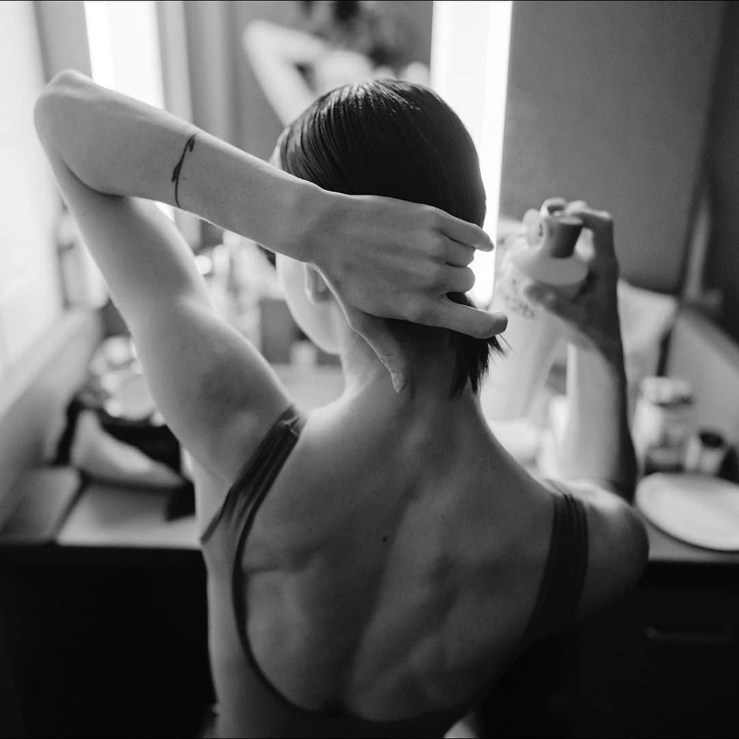ballerina projectのインスタグラム：「“I’ve changed my stage name to Max Richter. First just a nickname, now I have settled in to the reality that Max is my preferred name and my most authentic identity for my onstage endeavors. A genuine thank you to everyone who has kept me in such a safe space while I have navigated my identity. You know who you are. And anyone who questioned me, only confirmed deeper that this is the decision I yearned for the most.” - 𝐌𝐚𝐱 𝐑𝐢𝐜𝐡𝐭𝐞𝐫  @maxrichtermoves #maxrichter #ballerinaproject #dressingroom #ballerinas #reflection   Ballerina Project 𝗹𝗮𝗿𝗴𝗲 𝗳𝗼𝗿𝗺𝗮𝘁 𝗹𝗶𝗺𝗶𝘁𝗲𝗱 𝗲𝗱𝘁𝗶𝗼𝗻 𝗽𝗿𝗶𝗻𝘁𝘀 and 𝗜𝗻𝘀𝘁𝗮𝘅 𝗰𝗼𝗹𝗹𝗲𝗰𝘁𝗶𝗼𝗻𝘀 on sale in our Etsy store. Link is located in our bio.  𝙎𝙪𝙗𝙨𝙘𝙧𝙞𝙗𝙚 to the 𝐁𝐚𝐥𝐥𝐞𝐫𝐢𝐧𝐚 𝐏𝐫𝐨𝐣𝐞𝐜𝐭 on Instagram to have access to exclusive and never seen before content. 🩰」