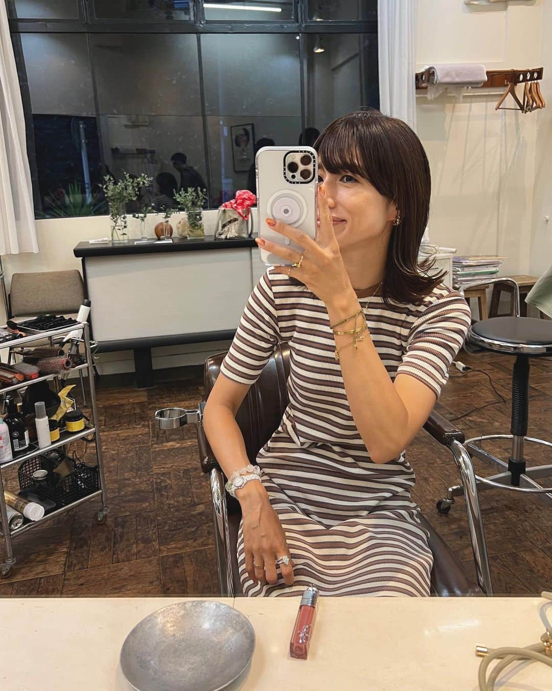 eiko kagamiのインスタグラム：「ヘアメンテ。  30過ぎからどんどん白髪バッチリ体質になり、 今では3週間に一回お願いしてる😂🫶  何せ17歳からお世話になってるからオーダーも言葉いらない くらい分かってくれてる🤣 ありがたや♡  今日もスッキリ✨ しばしストレートもありかな！ . . . . . . . #collan#コラン#ヘアサロン#ヘアメンテ#アラフォーライフ#美容院#中目黒サロン#ママコーデ#アラフォーコーデ#ボーダー#ボーダーコーデ#ワンピースコーデ」