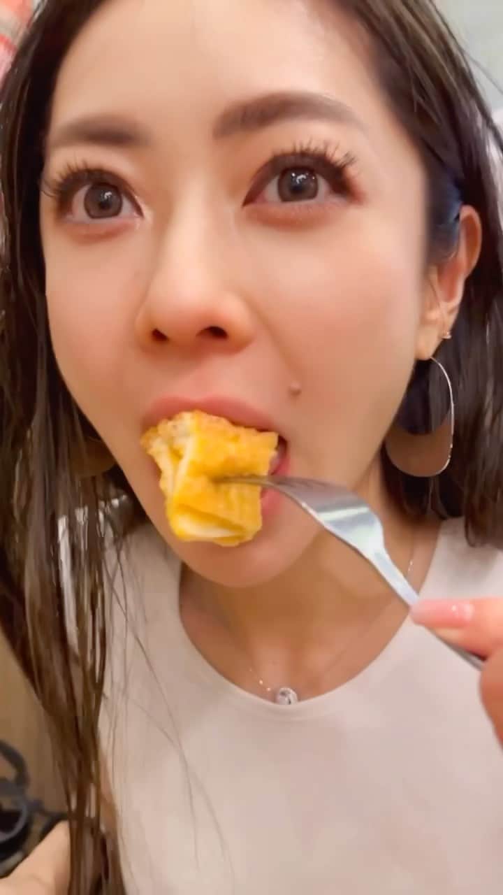 のインスタグラム：「ただ食べるだけの動画🐷 I’m just eating 西多士🍽️ #毎日投稿challenge」