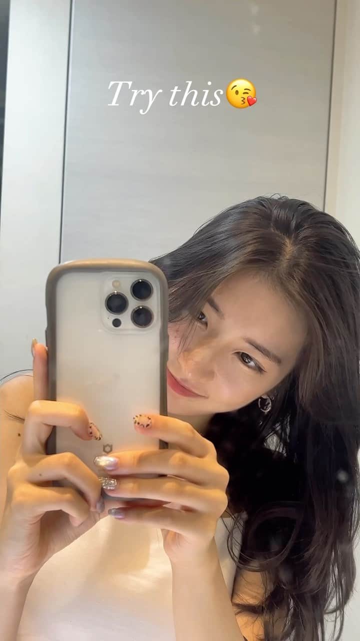 雨宮凜々子のインスタグラム：「My skincare routine🍃 Step.1 マジックトラブル洗顔 ニキビの原因になるアクネ菌も除去してくれるし、トラブル肌悩みからも解放される❗️ 汚れや古い角質を落とすことでくすみを目立たなくし、透明感のある肌印象に！  Step.2 マジックシカトナー  天然成分だから刺激を少なく、優しく角質ピーリングしてくれる🫶🏻 88％有機ツボクサ水だから肌のスージングを強化するのに加えて、毛穴のつまりも予防してくれる！使用感は結構さっぱり系🌿  Step.3 (整肌成分の)カタツムリエキス含有高濃縮シカクリーム ニキビ跡への効果があって、皮脂を抑え、乾燥肌の私でも、水分をしっかり補充してくれるオススメのクリーム🫧 でも使用感はしっとりしすぎないから、この夏におすすめ❗️  Step.4 マジックティーツリーオイル ⚠️これは肌荒れが気になるところだけに使ってね！  5倍高濃縮ティーツリー成分が配合されているから、荒れた肌を優しく整えてくれる！ メイクからでも、ストレスからくる肌荒れでもオールマイティにいけるからこれもリピ中！  今ならメガ割で4商品＋ポーチが付いてくるみたいだよ‼️  #PR #Blanc ＃ブラン＃ニキビ＃ニキビケア#メガ割 #スキンケア #skincare」