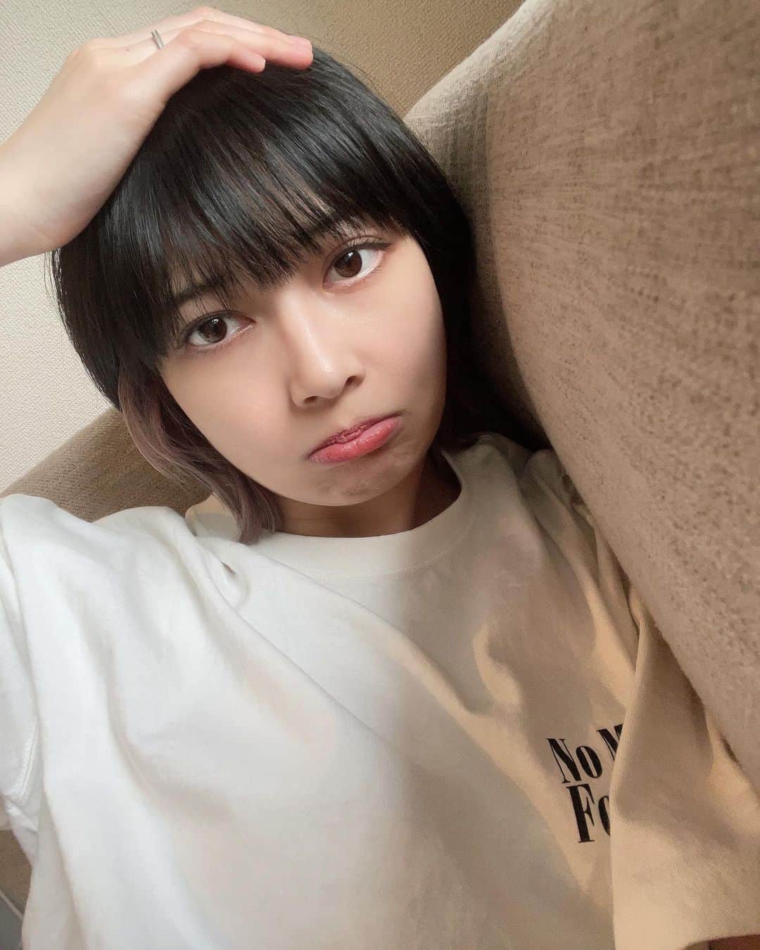 のインスタグラム：「☺︎ よく分からない顔してるけど元気です。  暑いのはいつまで続くかなぁ 早く秋にならないかなぁ」