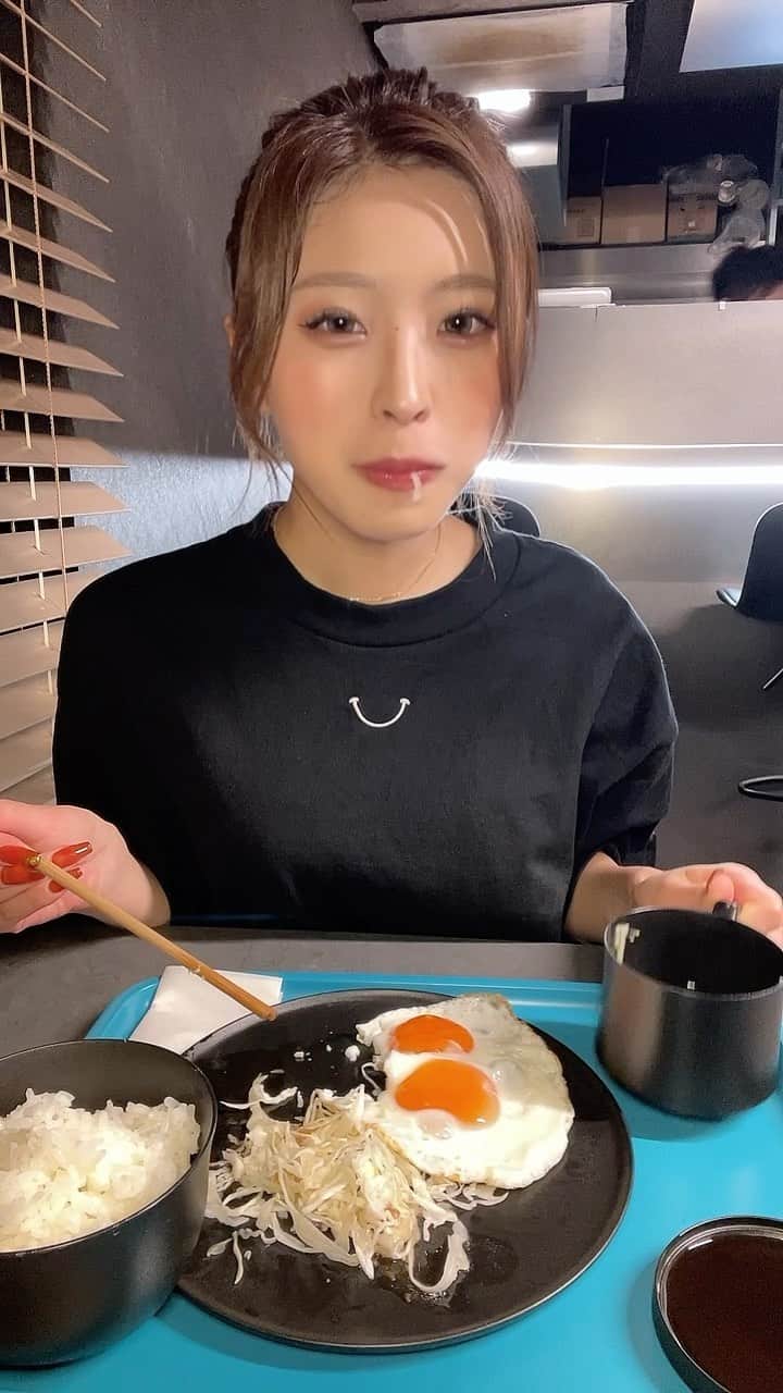 MIYABIのインスタグラム：「久々に　#サ活 後の　#サ飯 🧖‍♀️🍚✨ 寄り目して撮ってたら定員さんに笑われたぁ🙈  いっぱい食べるミヤが好きぃ？💜  #cyberjapandancers  #サイバージャパンダンサーズ  #ミヤビーム  #サウナ女子」