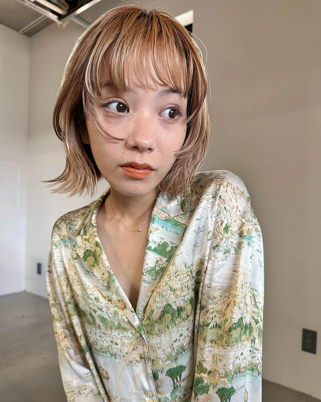 Yanagihara Hirokiのインスタグラム：「ヘアスタイルもハイトーン楽しみましょう。 ・ ・ あっという間に秋が来そう🍠 ・ 予約は木曜日以降になります✂︎ ・ よろしくお願い致します🏌️‍♂️ ・ ・ @hay_natural  オイルもドロップも人気です。 ・ ただいまニューアイテム制作を進めています。  ・ #キャンペーン#美容室#ヘアサロン#ボブ#ハンサムショート#ショートヘア#ケアブリーチ#ブリーチカラー#切りっぱなしボブ#外ハネボブ#マッシュショート #ブロンドヘア#表参道#フェイスレイヤー  #1dk #ワンディーケー #アイディーケー  #1dkスタイリングオイル #1dkスタイリングソルベ #1dkスタイリングドロップ @lala__hair  @lala___color」