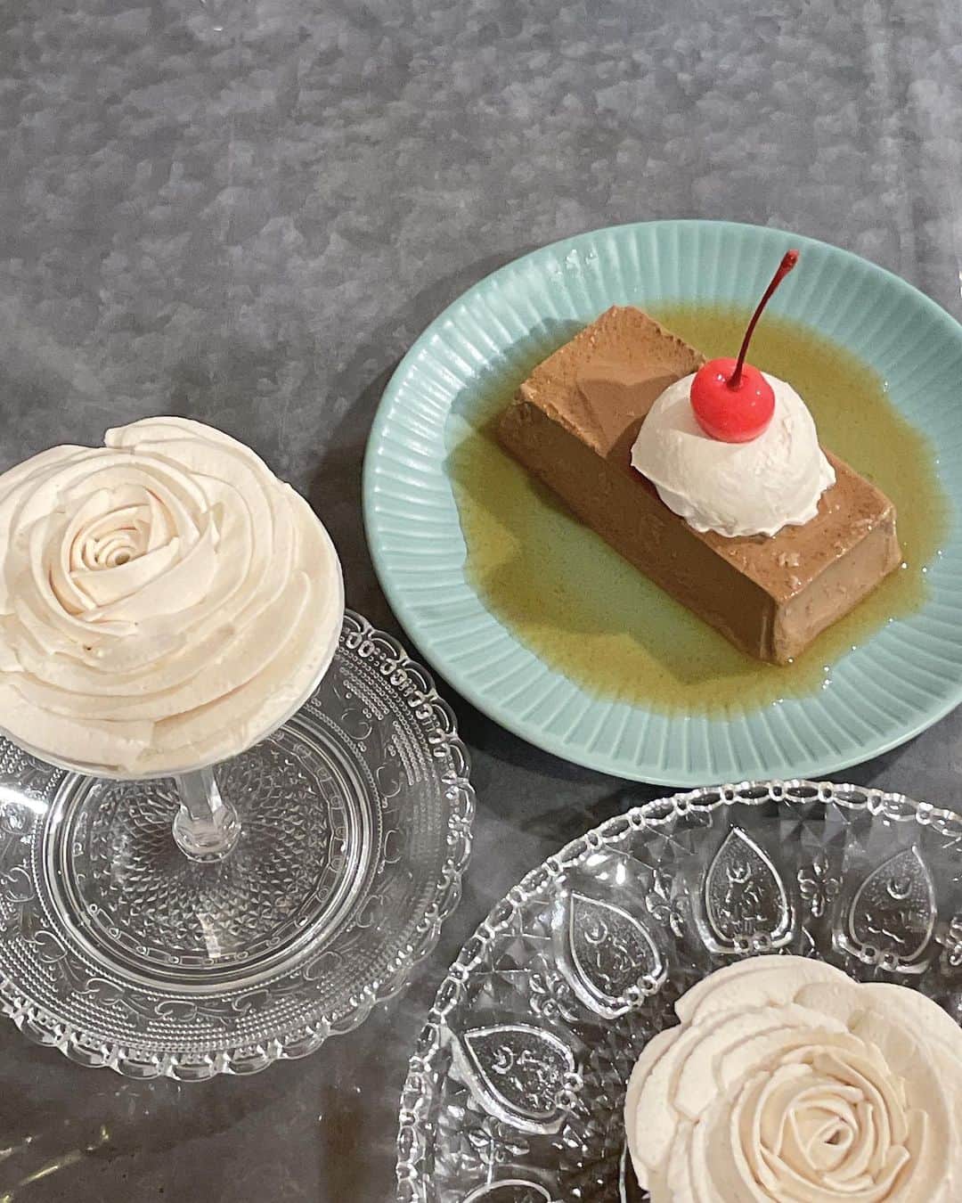 のインスタグラム：「🫖 ⁡ ⁡ 可愛い紅茶のお店を見つけたので！ 大好きなお2人と、行ってきました🫶🏻 ⁡ ⁡ 紅茶も紅茶スイーツも美味しかったし、 ⁡ 何より、 お2人の会話が奇想天外で、 最高に楽しかったです！笑 ⁡ ⁡ #morningmusume23  #モーニング娘  #譜久村聖 さん #羽賀朱音 #juicejuice #植村あかり さん」
