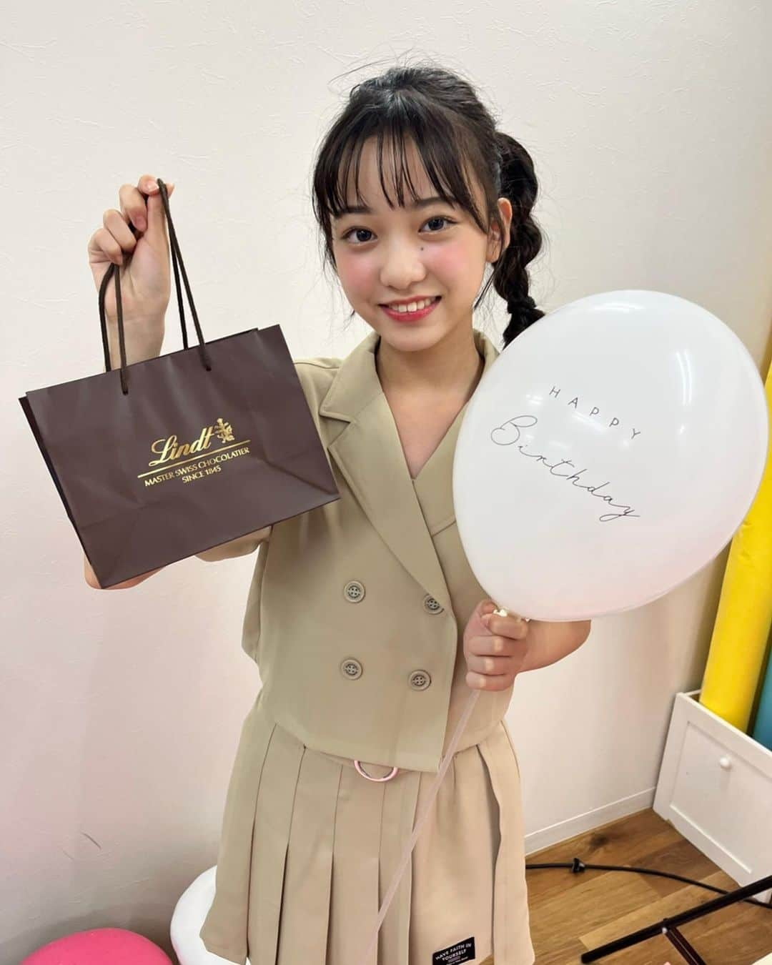 鎌田英怜奈さんのインスタグラム写真 - (鎌田英怜奈Instagram)「🩷 改めまして、 お誕生日の投稿にたくさんのお祝いコメントやいいね！ 本当にありがとうございます❣️ ストーリー等も嬉しい気持ちで見させていただきました🥹  そして少し前に、 ピンクハントさんの撮影現場でも お祝いをしていただきました🥹🤍 スタッフさん、りさちゃんありがとうございます💓  みなさんのおかげで素敵な14歳になりそうです( ´͈ ᵕ `͈ )💞  オフショもたくさんあるので 楽しみにしていてくださいね𓂃🎀𓈒𓏸  #ピンクハント #pinkhunt  #ピンクハントイメージモデル #えれりさ #石出莉彩 ちゃん #鎌田英怜奈」9月4日 22時17分 - k_erena_ta