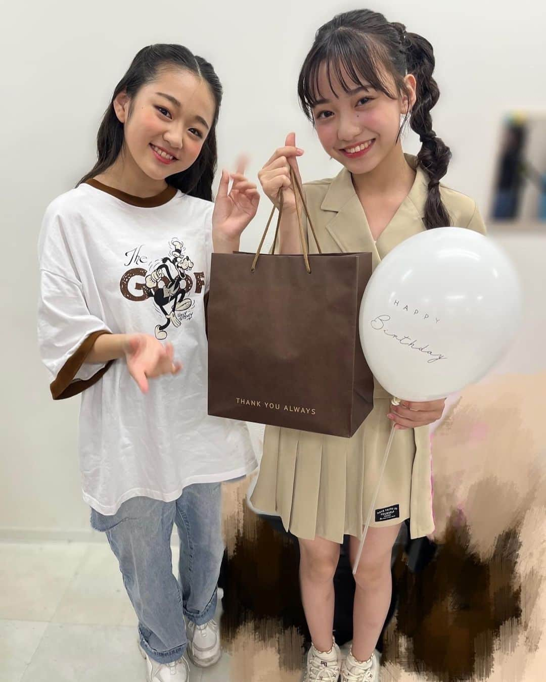 鎌田英怜奈のインスタグラム：「🩷 改めまして、 お誕生日の投稿にたくさんのお祝いコメントやいいね！ 本当にありがとうございます❣️ ストーリー等も嬉しい気持ちで見させていただきました🥹  そして少し前に、 ピンクハントさんの撮影現場でも お祝いをしていただきました🥹🤍 スタッフさん、りさちゃんありがとうございます💓  みなさんのおかげで素敵な14歳になりそうです( ´͈ ᵕ `͈ )💞  オフショもたくさんあるので 楽しみにしていてくださいね𓂃🎀𓈒𓏸  #ピンクハント #pinkhunt  #ピンクハントイメージモデル #えれりさ #石出莉彩 ちゃん #鎌田英怜奈」