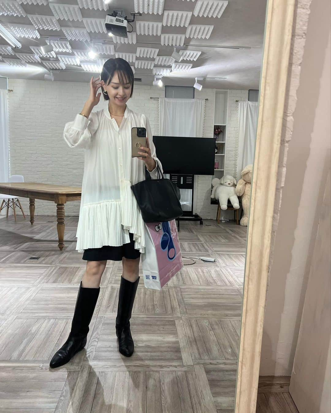 乙黒えりのインスタグラム：「今日は取材で小学館へ。だからドラえもんの紙袋🛍️😊 娘たちに本のお土産もいただきました✨🙏 育児や腸活、化粧品ブランドについてもお話しして...雑談も盛り上がり2時間くらい喋ってたよ😆  腸活の話したあと帰り道で「今度パンケーキとポテト食べに行きたいですね」って話してましたけど😂もうすぐ閉まっちゃう6thオリエンタルホテル...どうしても食べたい...🤤  #シャツ　@lanvin_en_bleu_womens   #ママコーデ#ママファッション#プリーツブラウス#ランバン#ランバンオンブルー#ブーツコーデ#秋コーデ」