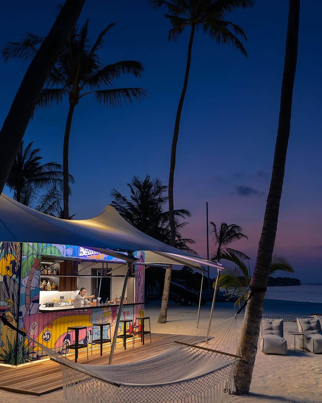 Velaa Private Islandのインスタグラム：「An homage to popular culture with vibrant illustrations and contrasting colour combinations, the hand-painted façade of Beach Bar is a one-of-a-kind piece by contemporary Czech artist, Pasta Oner. #VelaaMoments」