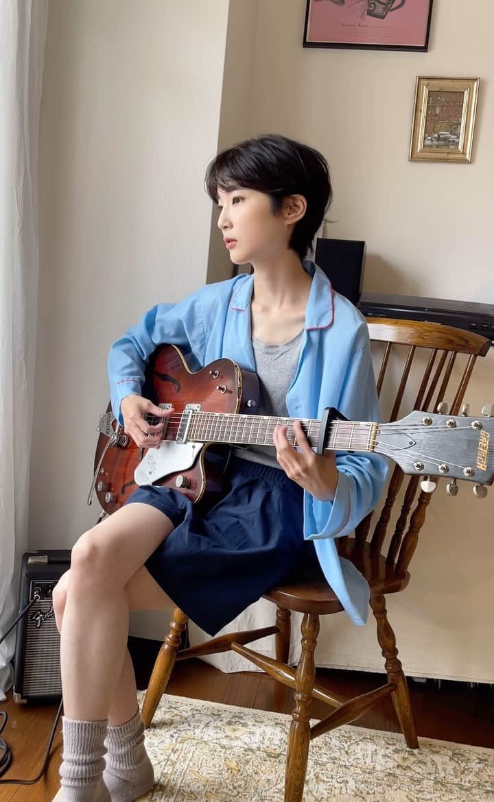 のインスタグラム：「. 9月になりましたね おだやかに🌳  ライブ遊びにきてくれたら嬉しいです 涼しくなってきて おでかけいい季節！  ワンマンいろいろとやってみようと計画中💭  ~~~~~~~~~~~~~~~~~~~~~~~~~~~~~~  ◎9月15日(金) 三軒茶屋GrapeFruitMoon [月面着陸〜haruyoi×井上佳子×中野ミホ〜] haruyoi 井上佳子(ENTHRALLS) 中野ミホ  OPEN18:30/START19:15 ￥3,500(DRINK別)  ◎ 9月30日(土) 神田POLARIS POLARIS presents 中野ミホ ワンマンライブ  OPEN 19:00 / START 19:30 前売¥4,000(1D¥700別)/当日¥4,500  #imnotinlove  #gretsch  #弾き語り」