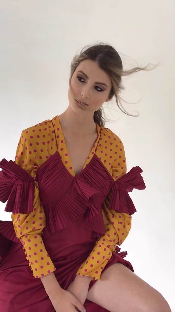ステファニア・フェルナンデスのインスタグラム：「Hoy Dios me da la gran bendición de despertar con:   33 años 🤍  Años llenos de muchísimos aprendizajes de subidas, bajadas y de fuertes, grandes y maravillosas emociones.  Gracias Dios por este hermoso viaje llamado VIDA 🫶   Deseo que mi paso por acá este cargado de salud y amor para seguir coleccionando grandes experiencias ahora del lado de lo mejor que me ha ocurrido en la vida: MI FAMILIA.」