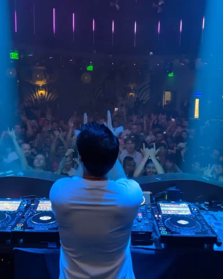 レイドバック・ルークのインスタグラム：「Swipe ➡️ for my full Costa Mesa experience 😊  1. Look at this awesome crowd throwing their L’s up!  2. No jacket?  3. Or jacket? 🧥 4. Great to reunite with @brightlights333  5. Do you know this classic?  6. Shoutout to @meeaudio for these custom in-ears  7. Catching up with my friends @ashz13 and @geneva_mariee  8. Dim Sum-body say dinner? 🍲🤤」